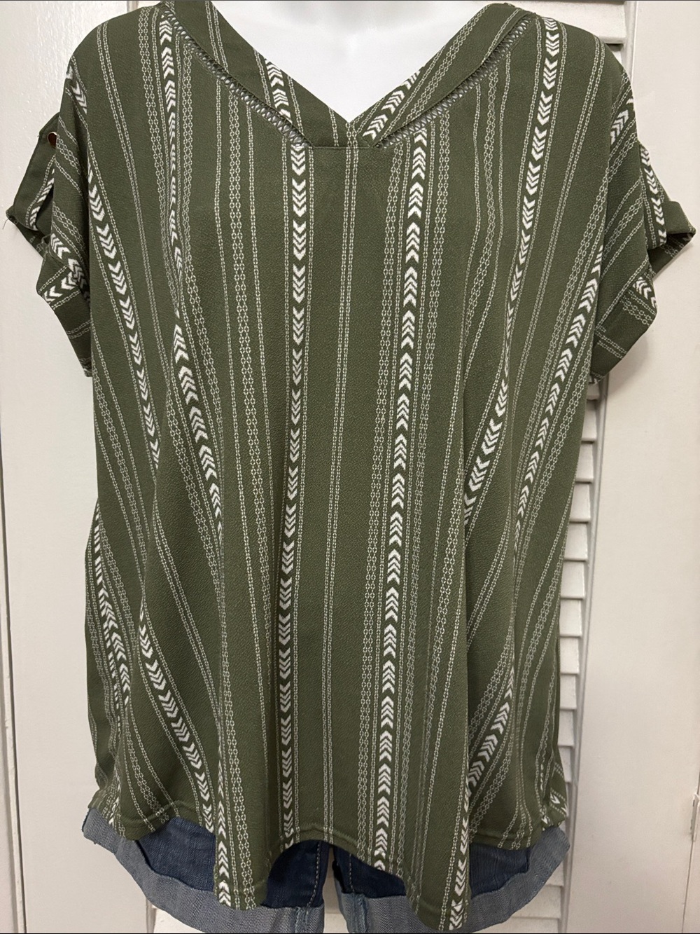 Flower & Feathers -L olive green with white arrow pattern. Excellent condition